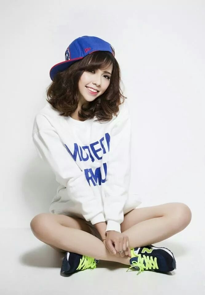 Cô sinh viên Kim Phụng mang đến cho Fashionista VietNam – Tín đồ thời trang Việt Nam phong cách thời trang năng động, sporty chic cùng vẻ ngoài ngọt ngào tựa như các nữ thần tượng Hàn Quốc.