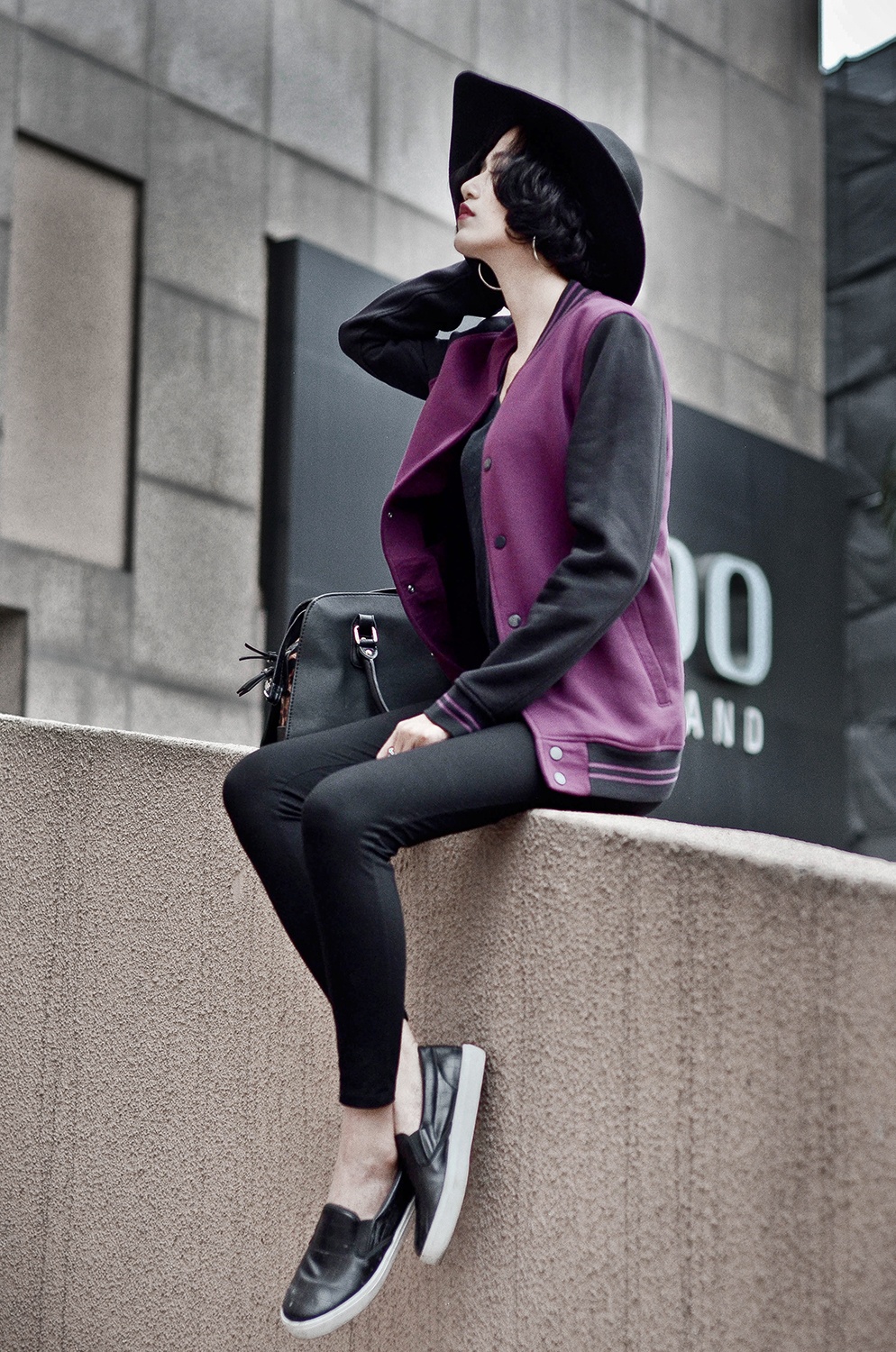 Hoàng My chia sẻ cô không chạy theo các xu hướng thời thượng, thay vào đó, cô nàng luôn ứng biến, tung hứng với thời trang để thể hiện phong cách sống.