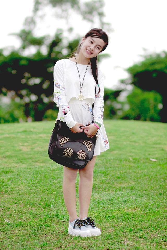 Cô chia sẻ mình có vóc người nhỏ nhắn, tinh nghịch và thích những điều mới mẻ. Cũng vì những lý do này, sắc trắng tinh khôi được Thương Thương sử dụng xuyên suốt các bức ảnh dự thi. 