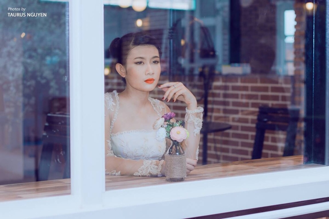 Cẩm Ngọc lại chinh phục người đối diện bởi nhan sắc đằm thắm, mặn mà và vóc dáng mình hạc xương mai. 