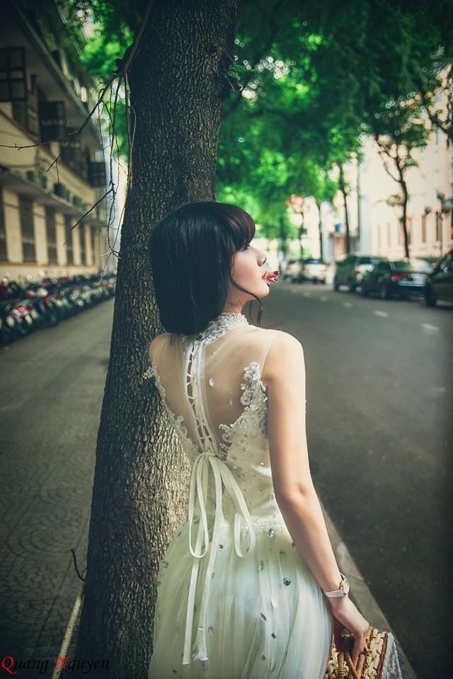 Cách sử dụng đầm, váy mang phong cách Lolita với chất liệu ren, thắt nơ, đính đá, xuyên thấu... cũng góp phần bổ trợ cho nhan sắc của cô nàng nhưng vẫn chừng mực và thời trang