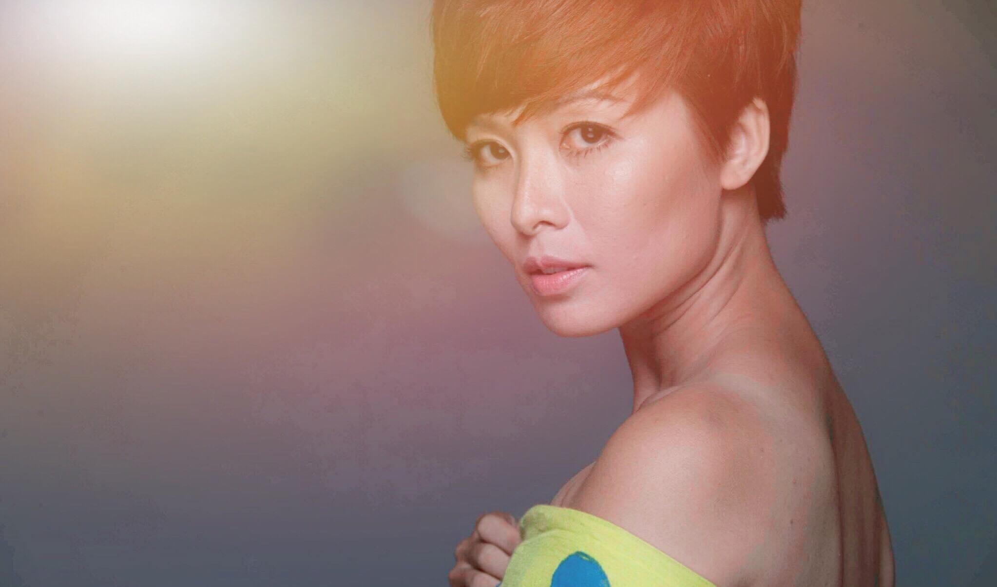 Ở Võ Thanh Tuyền, người xem dễ dàng nhận thấy cá tính “dữ dội và dịu êm” qua khuôn mặt cô. Đôi lưỡng quyền cao, mái tóc pixie bén ngót tạo ấn tượng về cô gái tuổi băm cá tính.