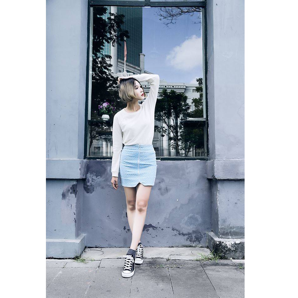 Ngoài đôi chân dài miên man và cách kết hợp trang phục năng động, Diệp Linh Châu còn gây ấn tượng với nhan sắc đậm chất liêu trai, ma mị. 