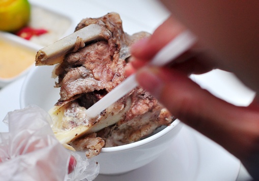 An lau bang cach gam xuong, dung ong hut tuy hinh anh