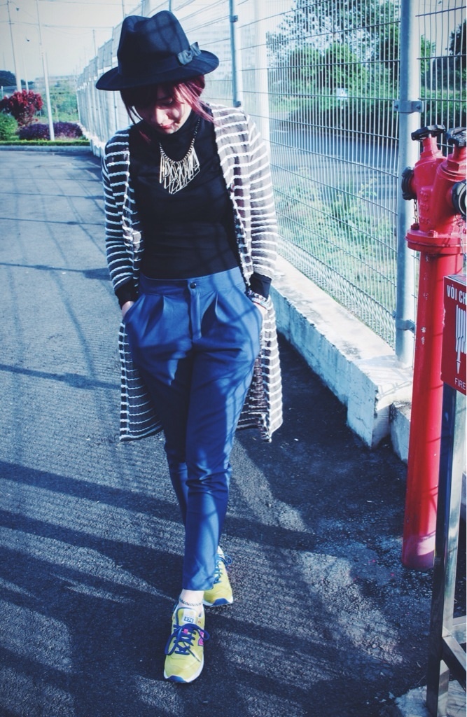 Cổ điển, e ấp với quần baggy, áo cổ lọ và nón fedora cùng sắc áo.