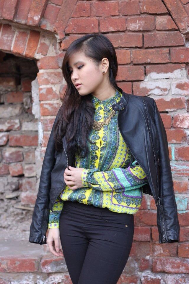 Bomber Jacket có thể ứng dụng nơi công sở với áo sơ-mi in hoạ tiết.