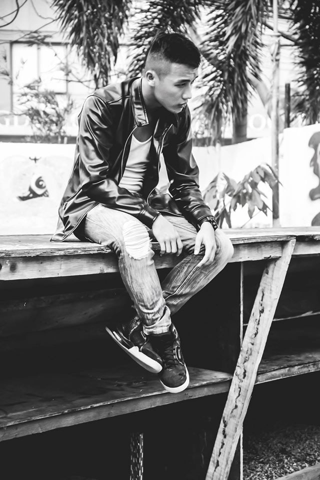 Bụi phủi, cá tính khi kết hợp cùng jeans và giày thể thao.