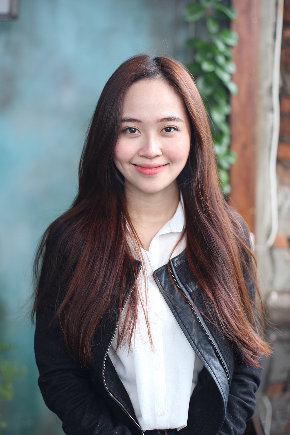 Cá tính và nữ tính khi kết hợp bomber jacket cùng áo sơ-mi chất liệu mềm rủ.