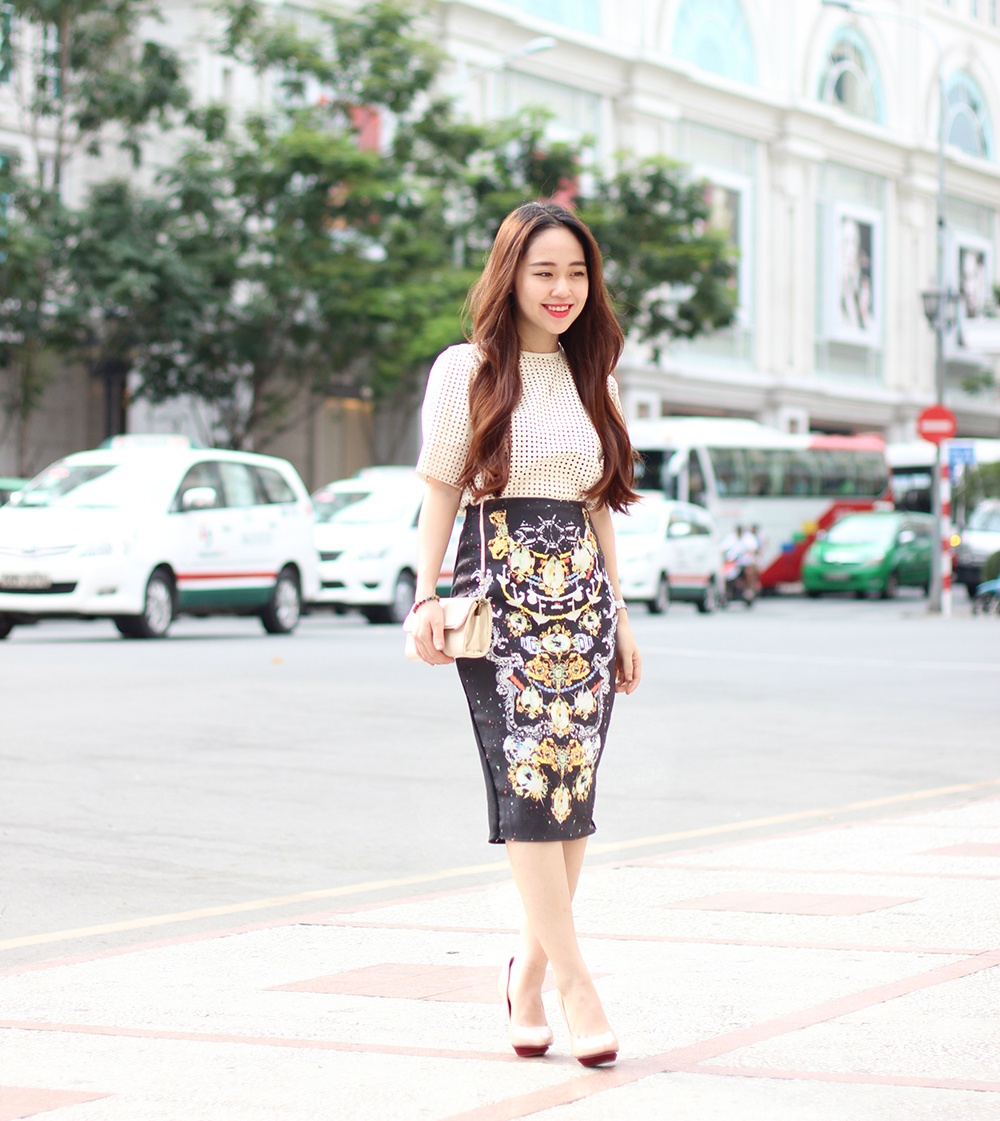 Hoạ tiết bắt mắt là cách để “F5” váy bút chì hiệu quả đấy!