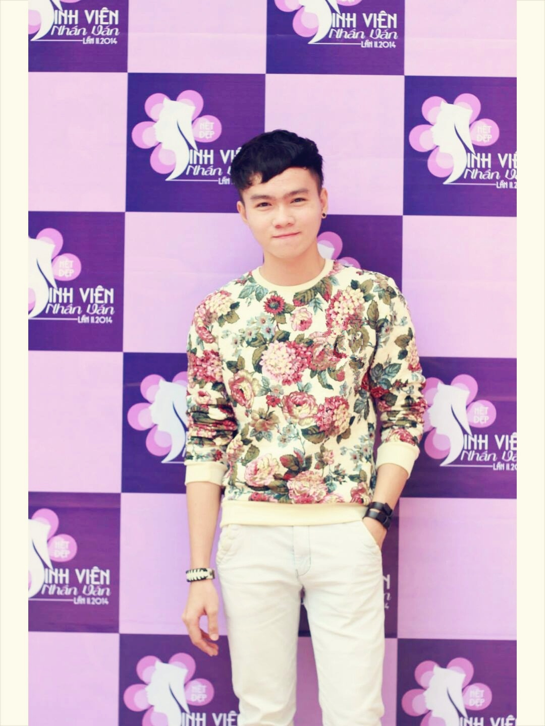 Thanh lịch mà nam tính cùng áo bold flower và skinny jeans.