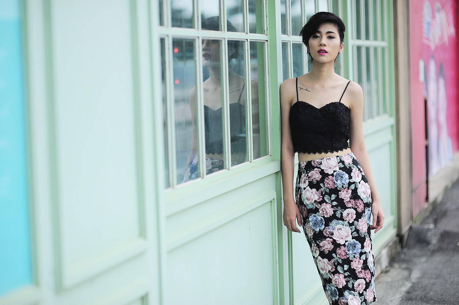 Váy bút chì, crop-top ren thích hợp cho các cô nàng có vóc dáng mảnh dẻ, vòng 2 thon gọn.