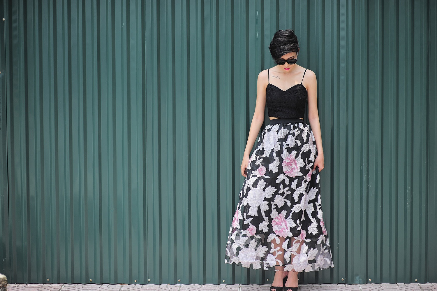 Bay Bổng, cổ điển với váy in hoa nổi bật.