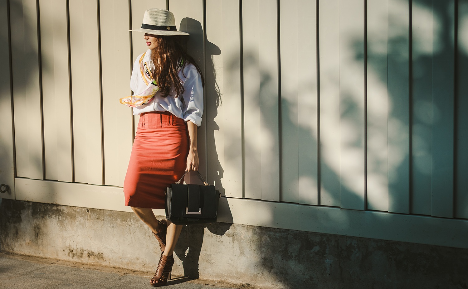 Những gam màu tươi tắn như cam, đỏ, hồng, vàng... giúp “thắp sáng” môi trường công sở, giúp người mặc nổi bật, năng động hơn. 