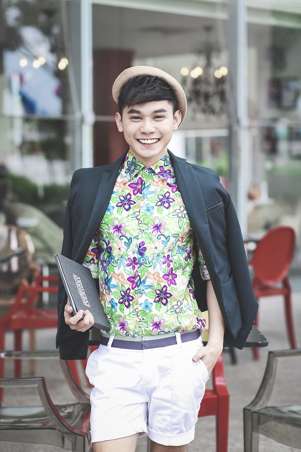 Chàng trai trở nên năng động cùng shorts, sơ-mi in hoa và blazer.