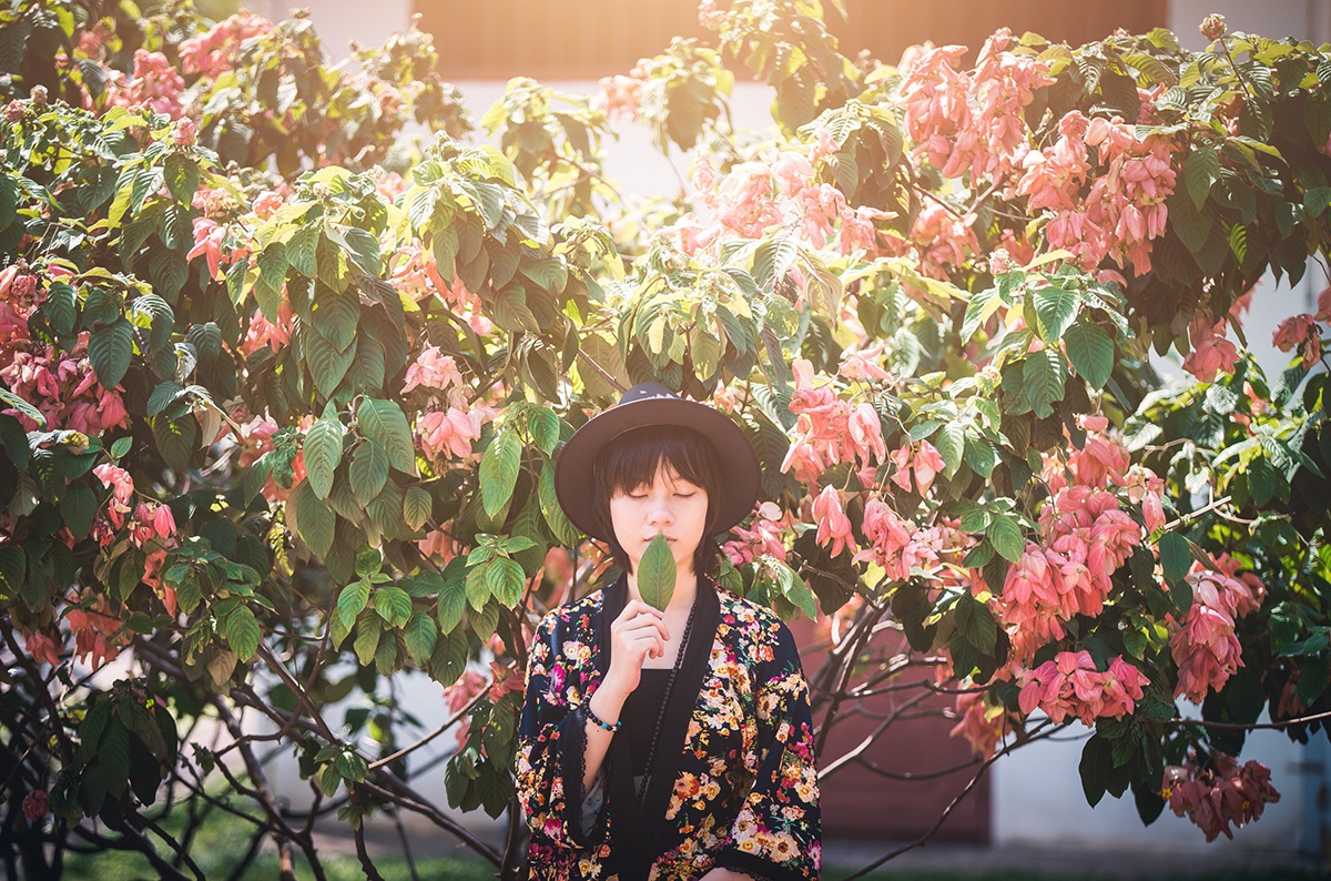 Nổi bật mà vẫn kín đáo với áo khoác kimono in hoa.