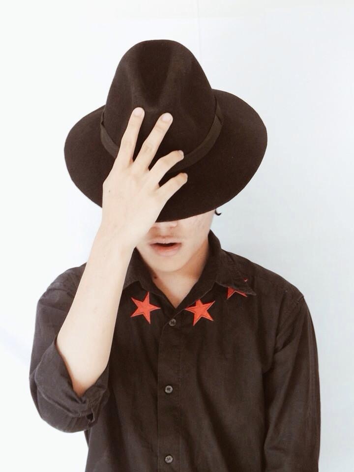 Fedora là phụ kiện phi giới tính, nam giới cũng có thể kết hợp chúng cùng sơ-mi để tạo điểm nhấn cho phong cách. 