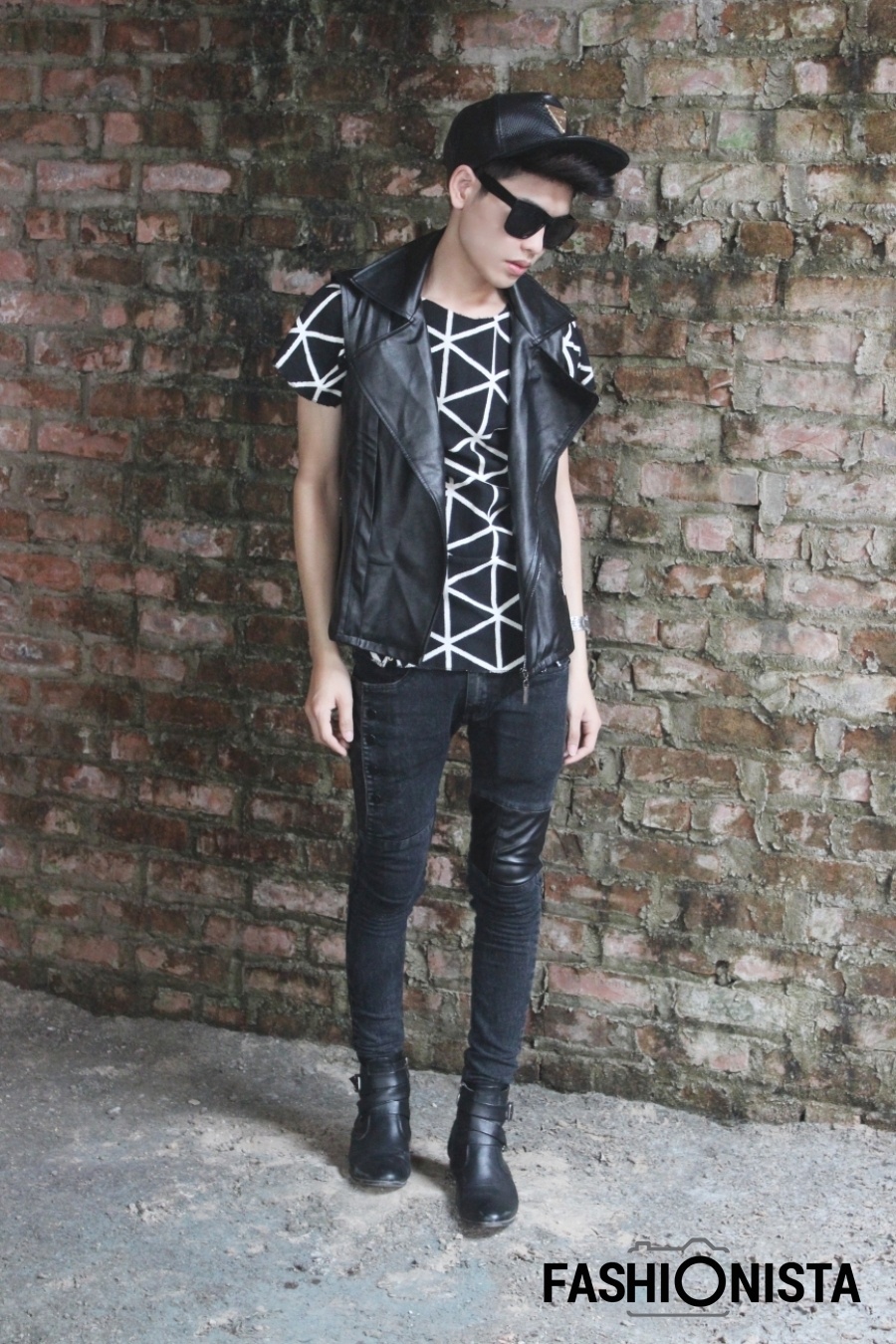 “Chất lừ” với nguyên cây đen và bomber jacket.