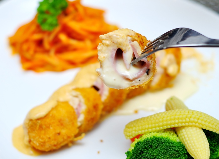 Mon Tay gia binh dan cho cap doi o pho Nha Chung hinh anh