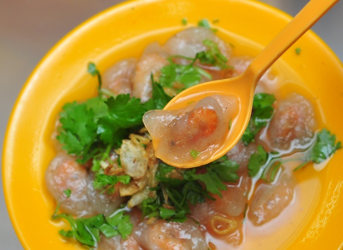 Quan qua vat nhieu mon ngon re o pho Luong Dinh Cua hinh anh