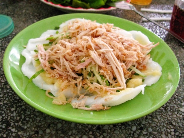 Được làm từ gạo đỏ đặc sản, bánh bèo bì chợ Búng (Bình Dương) mang hương đậm đà đặc biệt. Bánh có vị thịt khìa trộn thính ăn cùng mắm ớt rất ngon. Khác với các loại bánh bèo khác, bánh bèo bì chợ Búng (Bình Dương) đổ bằng gạo nguyên được vo đãi thật kỹ. Quấy được nồi bột với nước cốt dừa ưng ý xong, mới đổ vào khuôn bánh bèo rồi đem hấp cho thật chín. 