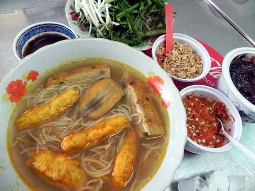 Bún suông là một trong những món bún đậm nét miền Tây nói chung và tỉnh Trà Vinh nói riêng. Ngay cả những bậc cao tuổi cũng không biết xuất xứ của món bún này, nhưng đều đồng tình tên gọi của món ăn xuất phát từ chả tôm, nguyên liệu quan trọng nhất của món bún được tạo hình giống con đuông, một loại sâu trong ngọn dừa. Là sâu ăn đọt dừa non nên đuông là loại sâu sạch và là món ăn khoái khẩu của nhiều người nhờ vị thơm, ngọt và vị béo hiếm có. Ảnh: Infonet.