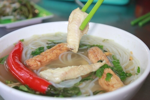 Khác với các loại bún ở những địa phương khác, món bún cá Châu Đốc còn có thêm ngải bún và cách chế biến cũng mang nét rất riêng.  Xem thêm tại: http://www.lamsao.com/mon-bun-ca-ngon-xu-chau-doc-p214a40754.html