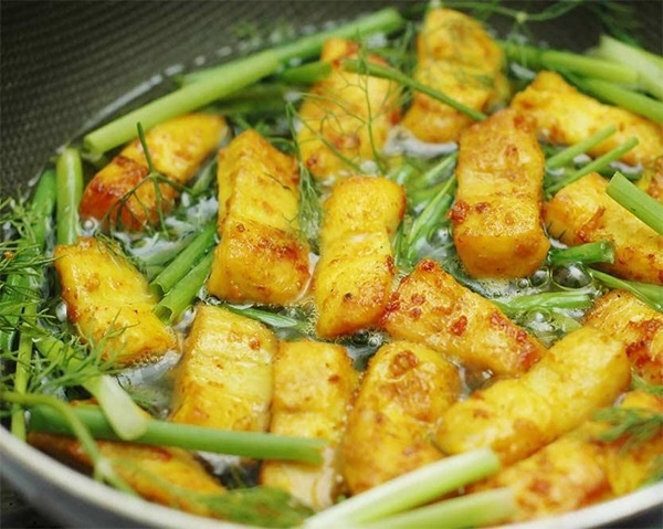 Chả cá Lã Vọng là một đặc sản Hà Thành có từ thời Pháp thuộc. Món ăn được chế biến từ nguyên liệu chính là cá lăng - loại cá ít xương, thịt rất ngọt và mềm. Cá lăng sau khi tẩm ướp theo bí quyết riêng thì nướng trên than hoa, khi khách gọi mới cho vào chảo mỡ chiên cùng thì là, hành củ, hành hoa rồi thưởng thức trực tiếp cho nóng hổi dậy mùi.