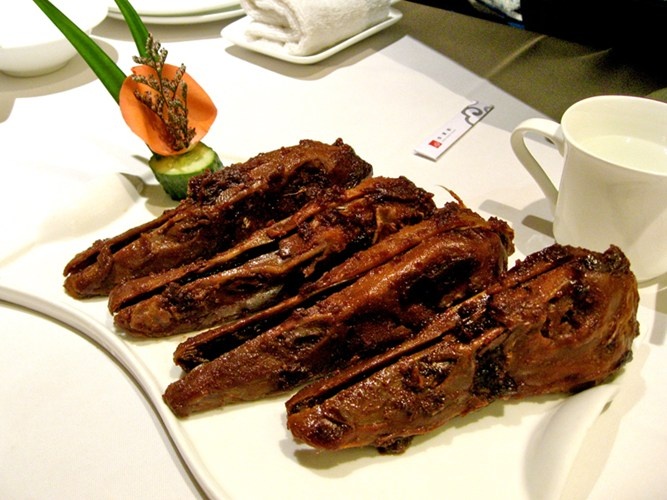 Khi chế biến đầu vịt, đầu bếp phải cẩn thận loại bỏ màng lưỡi, vặt bỏ lông, rửa sạch rồi đem thui trên lửa để đảm bảo không sót lại bất kỳ chiếc lông tơ nào.