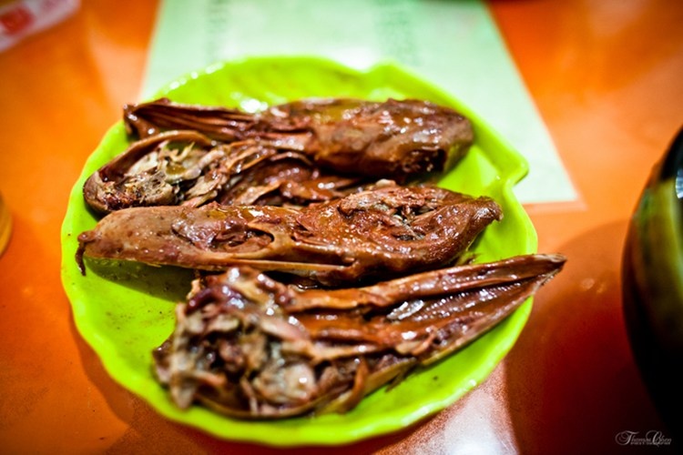 Để khử mùi hôi và tăng hương vị cho món ăn, người ta tiến hành ướp đầu vịt với hơn 30 loại thảo mộc khác nhau cùng với bột lúa mạch.