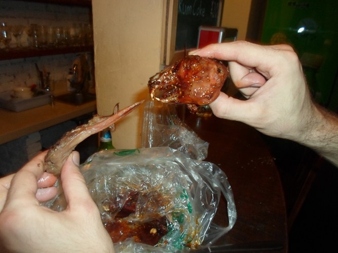 Khi thưởng thức, bạn nên cầm trực tiếp trên tay để gặm lớp thịt mỏng bên ngoài rồi dùng sức tách đôi mỏ khiến phần não hiện ra. Đây được xem là ngon, tinh túy nhất. Sẽ vô cùng thú vị khi thưởng thức đầu vịt nóng hổi cùng vài cút rượu cay.