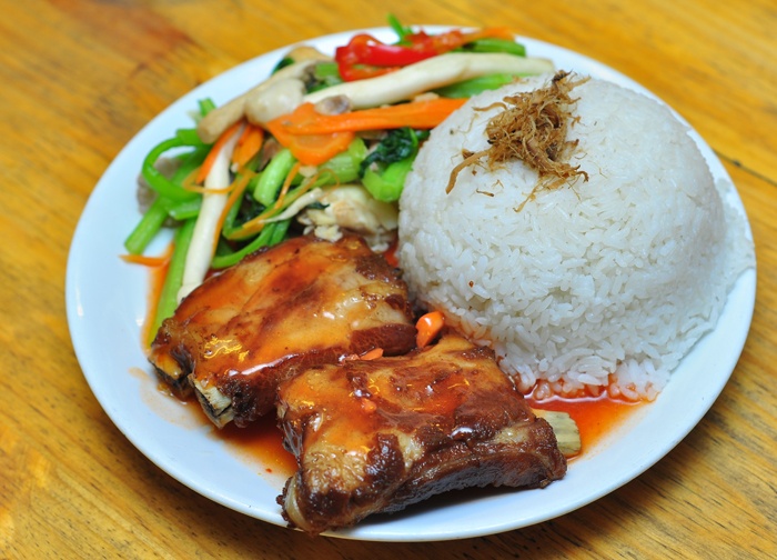 Quán có rất nhiều món cơm, xôi nấm gà rất thích hợp với bữa trưa của dân văn phòng.