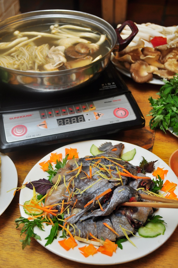 Lẩu gà H-Mông thuốc Bắc.