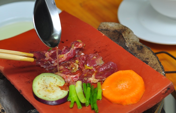 Nuc mui do nuong tren ngoi o pho Lo Duc hinh anh