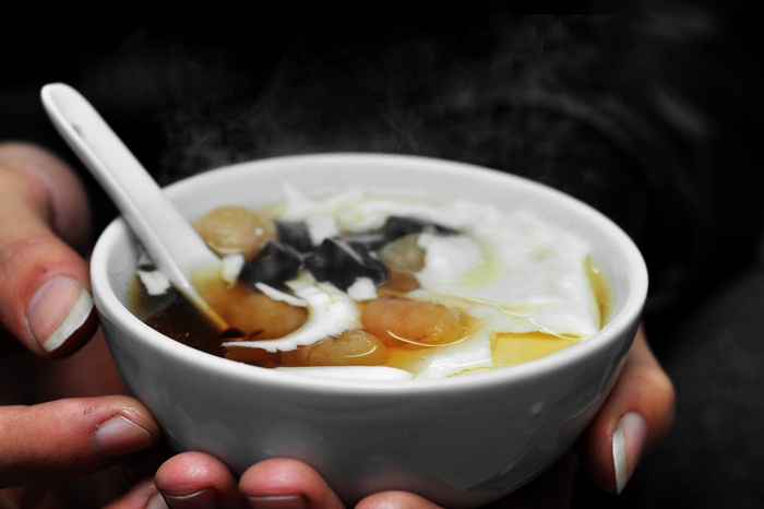 Banh kep voi tau hu nuoc gung nong hoi toi mua dong hinh anh