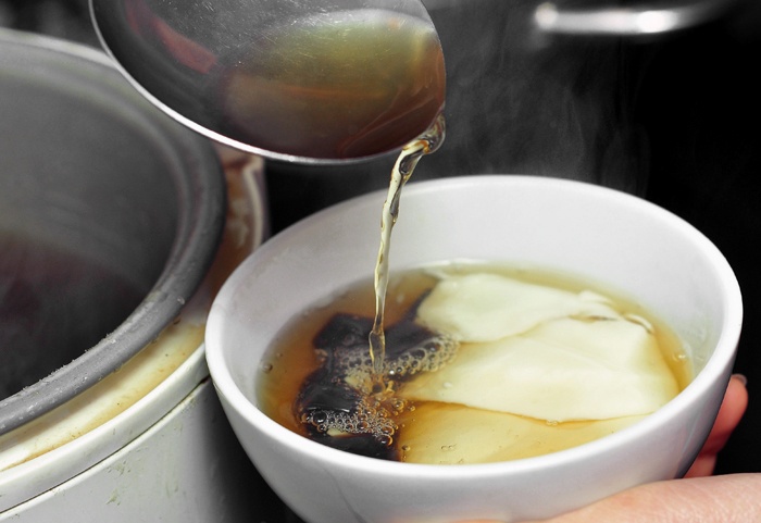 Tào phớ nước gừng tỏa khói thơm nồng.