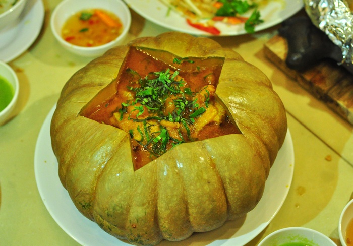 Gà hấp bí đỏ.