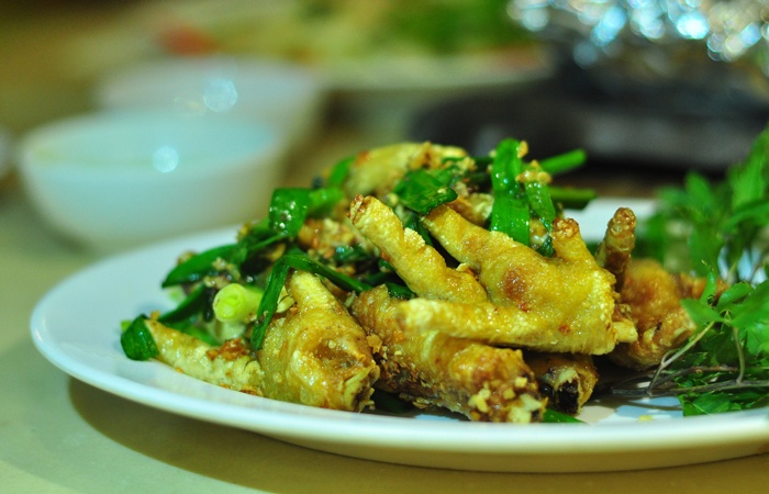 Chân gà chiên mắm rất giòn và ngon.