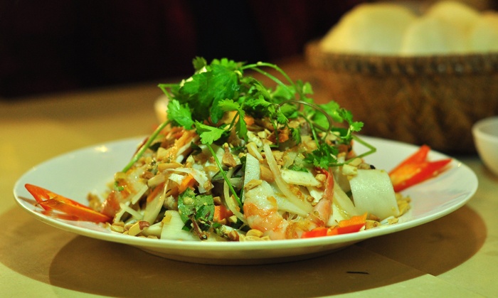 Gỏi cổ hũ dừa tôm thịt.