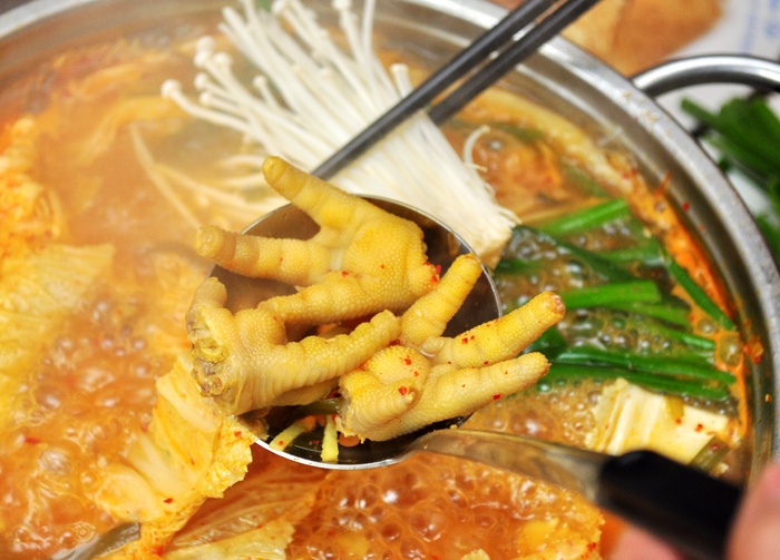 Thuong thuc lau chan ga kim chi dang hot hinh anh