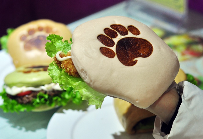 Burger tay gau hua hen gay sot hinh anh