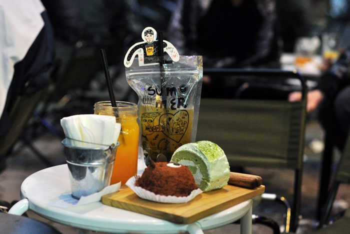 Quán Dessert Cafe này mới mở nên dù đã đông khách song vẫn đang trong giai đoạn chinh phục khách hàng nên làm việc khá tận tụy. Dịp Tết này, nhân viên cho biết quán phục vụ xuyên Tết. Bởi vậy, nếu tìm địa điểm tụ tập chém gió thì đây cũng là địa chỉ bỏ túi cho bạn.