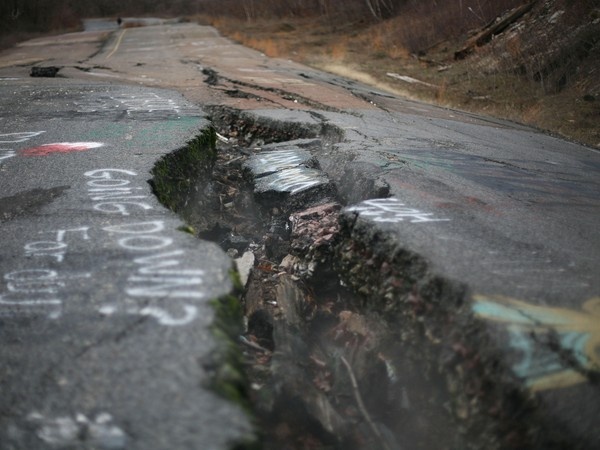 Từ cuối thập niên 1800 - 1960, thị trấn Centralia ở Pennsylvania (Mỹ) vô cùng nhộn nhịp khi nhiều người lui tới khai thác mỏ than trong khu vực. Tuy nhiên, vào năm 1962, một nhóm cứu hỏa đã đốt rác tại một hầm mỏ bỏ hoang nhằm thu dọn thành phố. Không may thay, ngọn lửa đã lan rộng vào sâu bên trong và đốt cháy mỏ than bỏ hoang này và ngọn lửa vẫn âm ỉ cháy cho tới ngày nay.