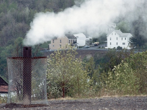 Điều này đã vô tình biến vùng đất nơi đây trở thành vùng đất chết khi nguy hiểm rình rập khắp nơi: khí gas rò rỉ, những con đường đổ nát,  ngọn lửa âm ỉ cháy dưới đất...