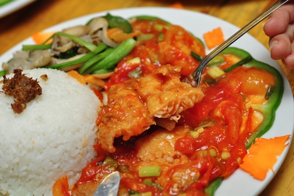 Ha Noi mua keo dai, dan cong so nen goi com trua o dau? hinh anh