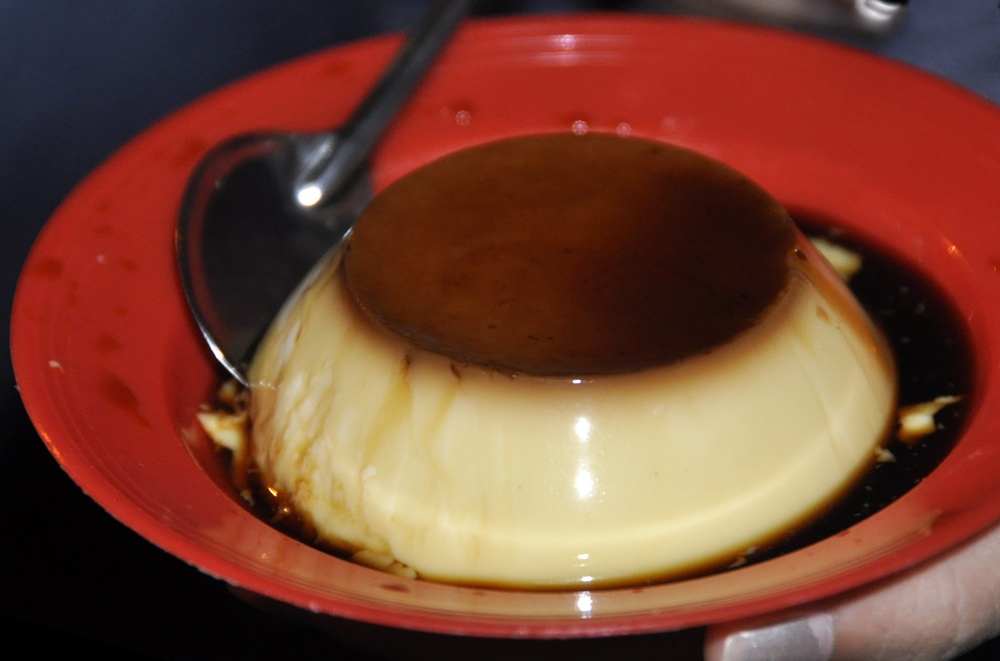 Caramen có độ béo ngậy của trứng gà với sữa, quyện cùng hương cà phê thơm đắng rất vừa phải, đủ để bạn cảm nhận được vị ngọt mát, và đặc biệt là sự mềm mượt tới mức óng ả khiến khách có thể xì xụp đĩa caramen chỉ trong 1 phút là sạch bách. Đó là lí do dù caramen Hàng Than nổi tiếng đến vậy.