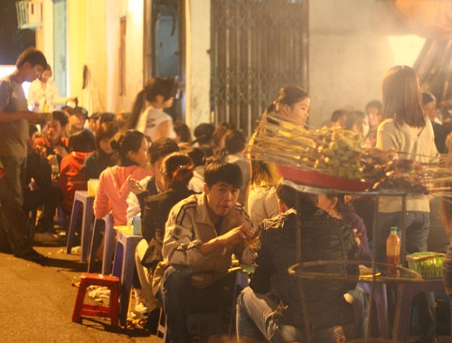  Các quán ở đây đều bình dân và có mức giá tương đương. Theo các thực khách có kinh nghiệm, quán ở cuối phố là nơi đắt hàng nhất.