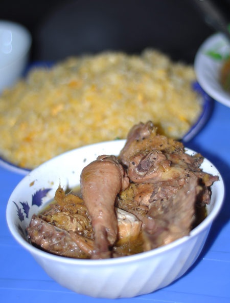 Cơm chiên qua kết hợp với món gà rang quen thuộc trong mâm cơm lại trở thành “đặc sản” thu hút rất nhiều thực khách.  Món ăn đơn giản song không nhiều nơi bán vì thế nhắc đến cơm đảo gà rang người ta chỉ biết nghĩ đến Tống Duy Tân.