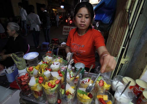Hoa quả dầm chỉ là các loại quả như táo, lê, thanh long, mãng cầu... được xắt thành từng miếng nhỏ, trộn lẫn, hòa cùng sữa đặc, nước cốt dừa, sau đó dầm đều, cuối cùng bỏ thêm đá bào.  Đơn giản vậy nhưng không phải quán nào cũng ngon và nhiều người Hà Nội vẫn khẳng định: “ Hoa quả dầm ở Tô Tịch là số 1”. 
