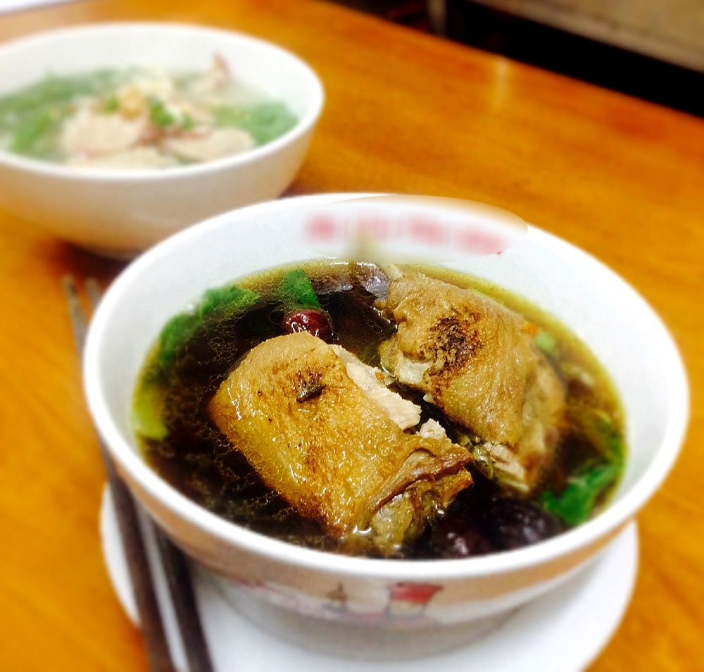 Quán ăn nhỏ, trông sạch sẽ, thực đơn có khoảng chục món xoay quanh loại mỳ mà người thủ đô vẫn quen gọi là 