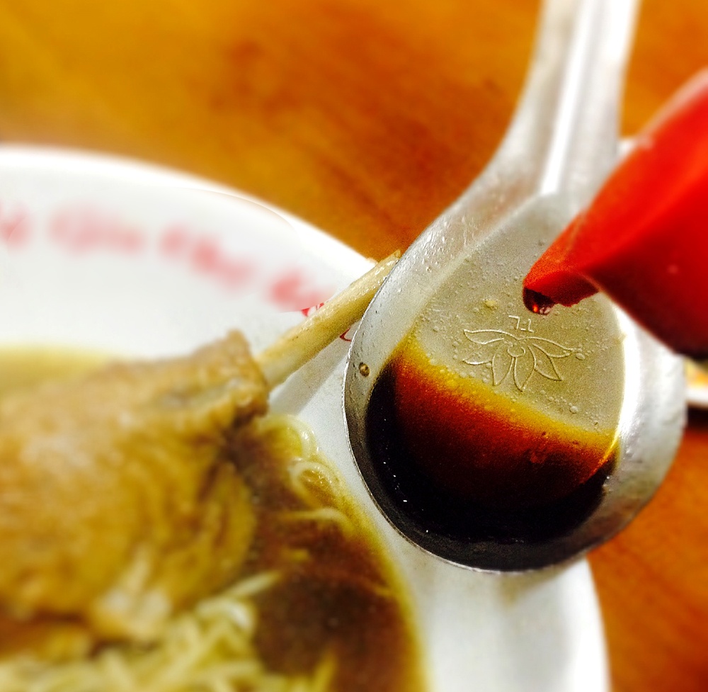 Tiệm này có một vài gia giảm khác lạ như loại dấm đỏ, có màu như nước xì dầu nhưng chua gắt không thua dấm trắng. 